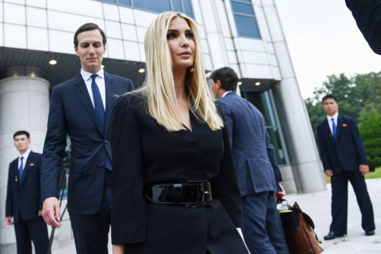 El esposo de Ivanka, Jared Kushner, también es asesor presidencial y está encargado de las relaciones con México y Oriente Medio. El magnate inmobiliario mantiene una cercana relación con el príncipe Salmán.<br/><br/>El ex secretario de Estado de EEUU, Rex Tillerson, lo acusó de ocultar negociaciones con otros líderes luego de que lo descubriera cenando con el canciller mexicano en un restaurante en Washington D.C.