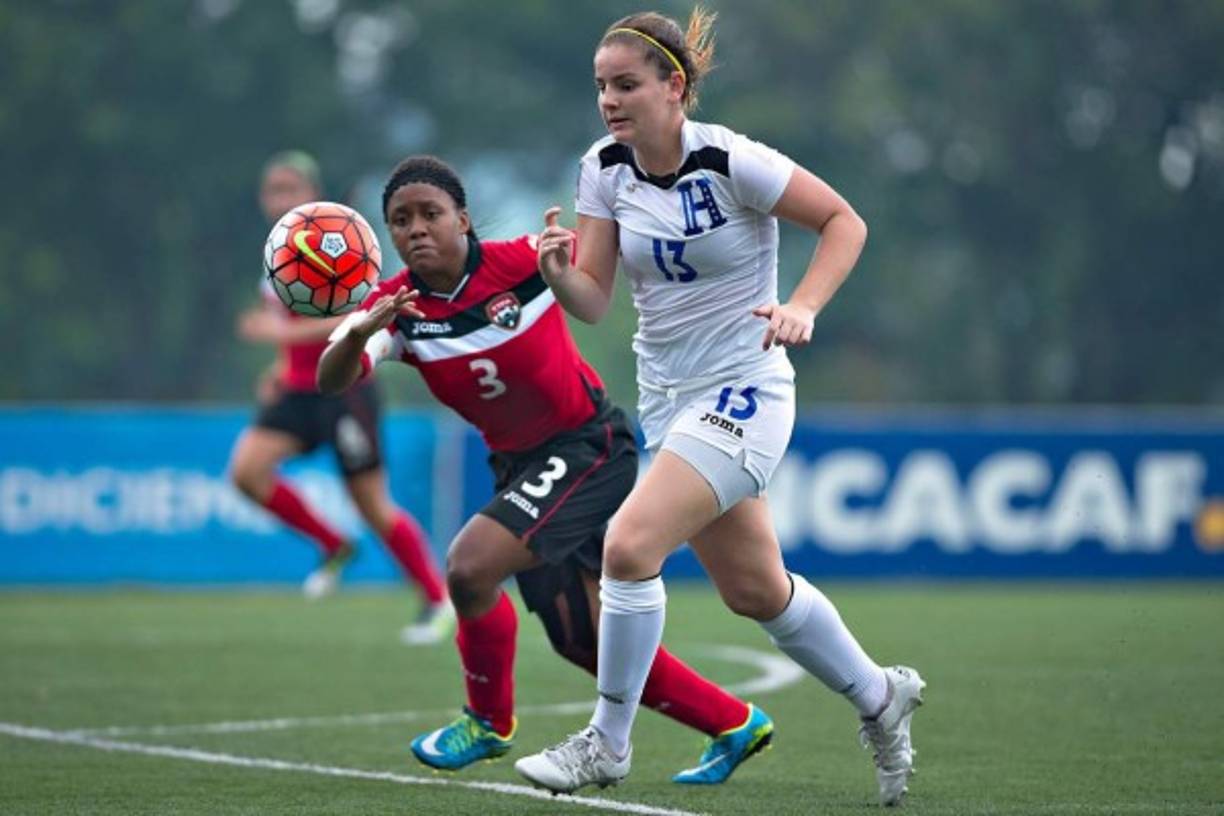 Jinán Abalah en acción durante el partido, es marcada por Renee Mike.