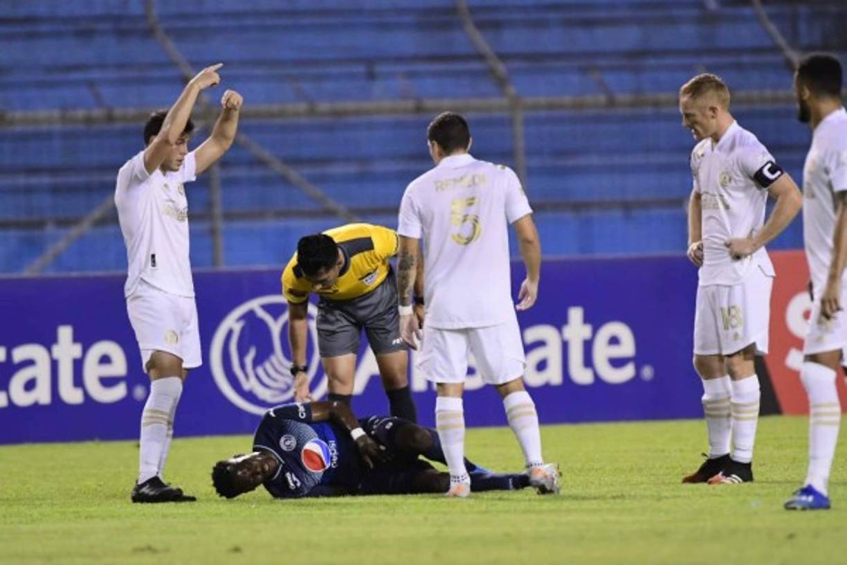 Rubilio Castillo no tuvo el mejor de los partidos e inclusive en la primera parte se lesionó en una acción. Al final se recuperó, pero no pudo hacerse presente en el marcador y fue reemplazado.