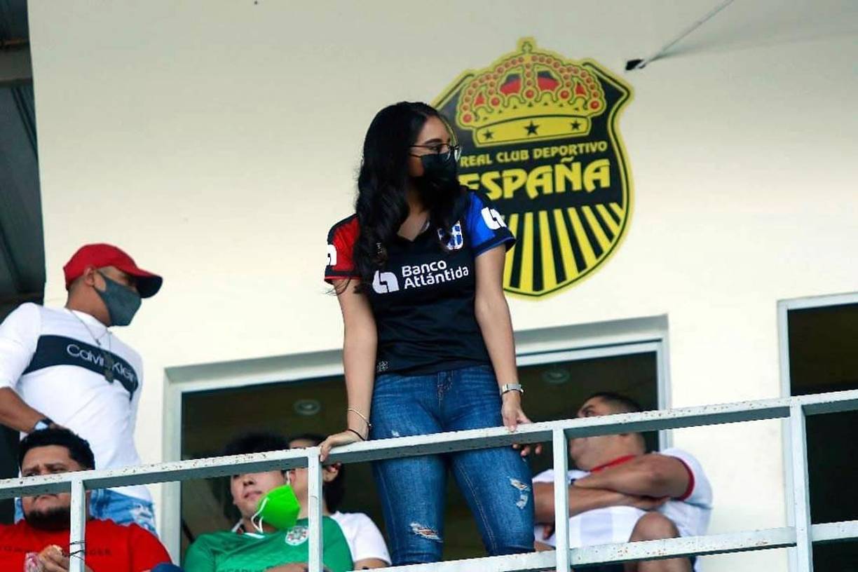 Una aficionada del Olimpia en el palco del estadio Morazán.