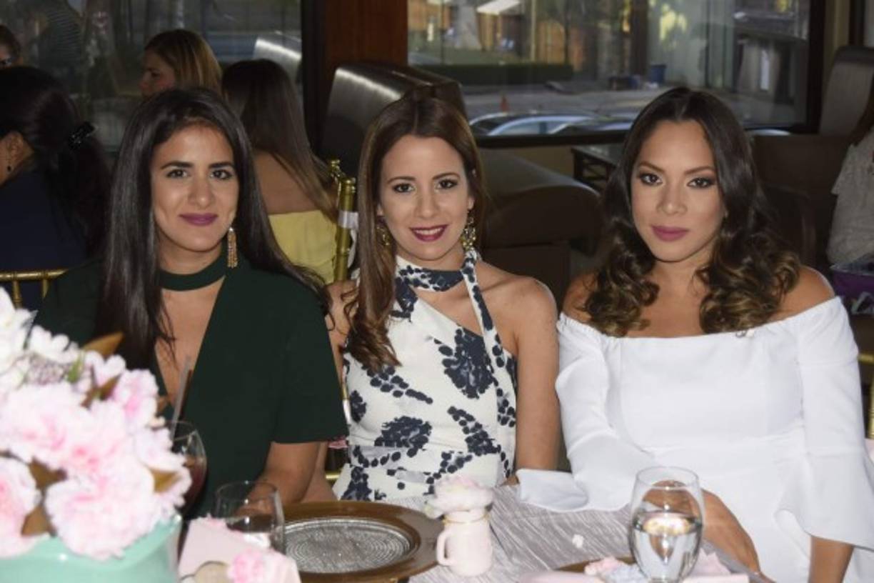 Vivian y Jessica Kattán con Jackie Núñez.