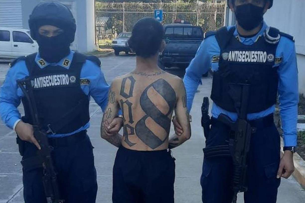 Le imputan delitos de secuestro, asesinato y asociación para delinquir.