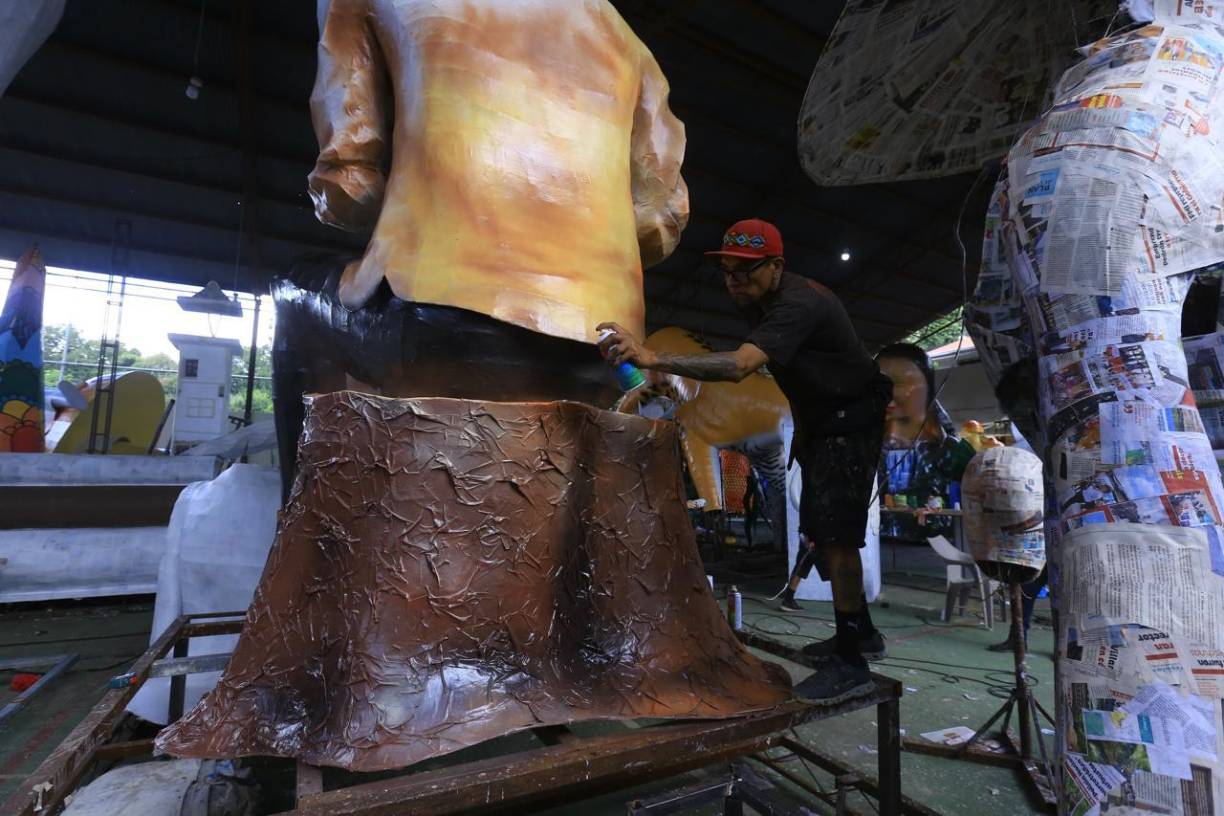 Artesanos de México se han hecho presentes en apoyo a los artistas hondureños para elaborar las chimeneas de Trinidad, Santa Bárbara. 