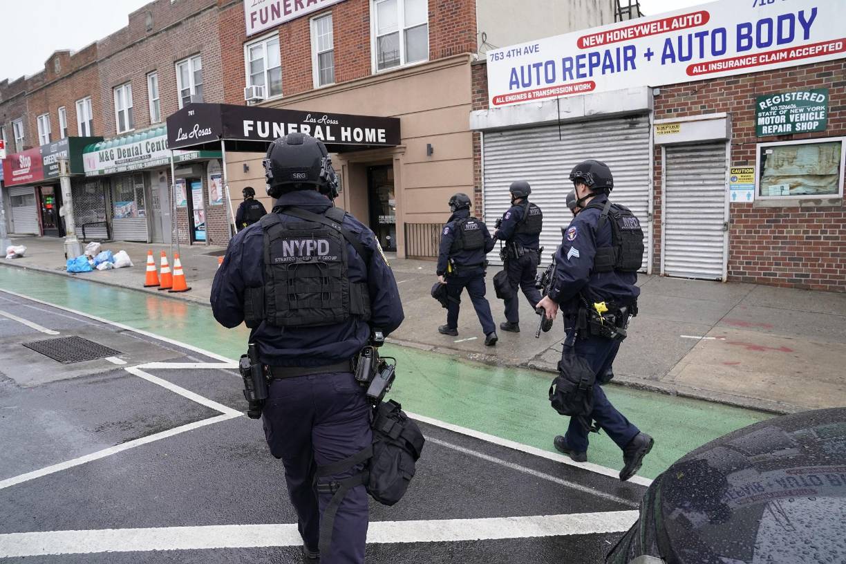 Según algunos medios locales, el sospechoso ha sido descrito por testigos como un hombre negro de aproximadamente 1,65 metros de altura y unos 80 kilos de peso, aunque por ahora no hay confirmación oficial.