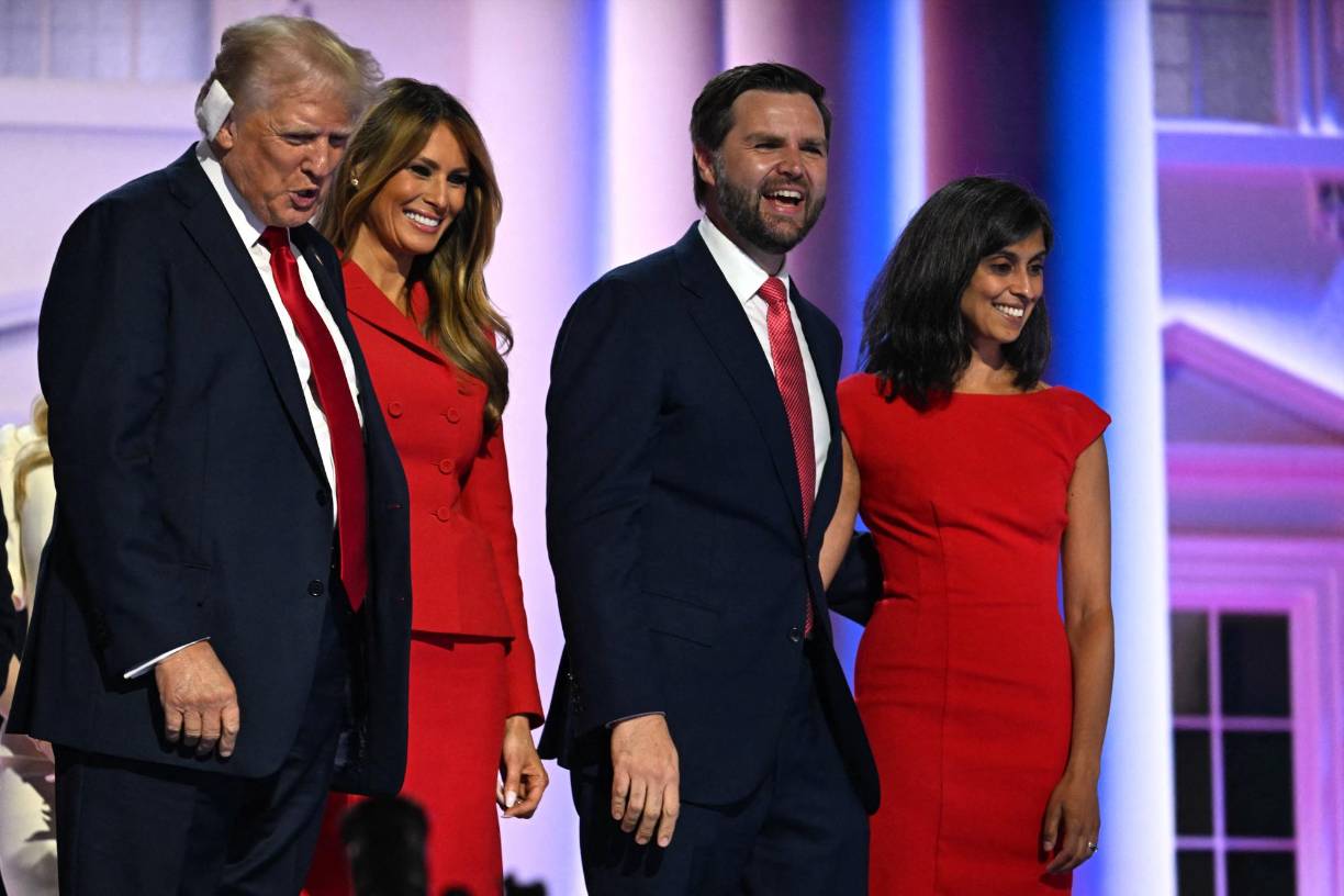 Trump y Vance posaron junto a sus parejas tras ser nominados oficialmente como candidatos a la presidencia y vicepresidencia de EEUU por el partido Republicano.