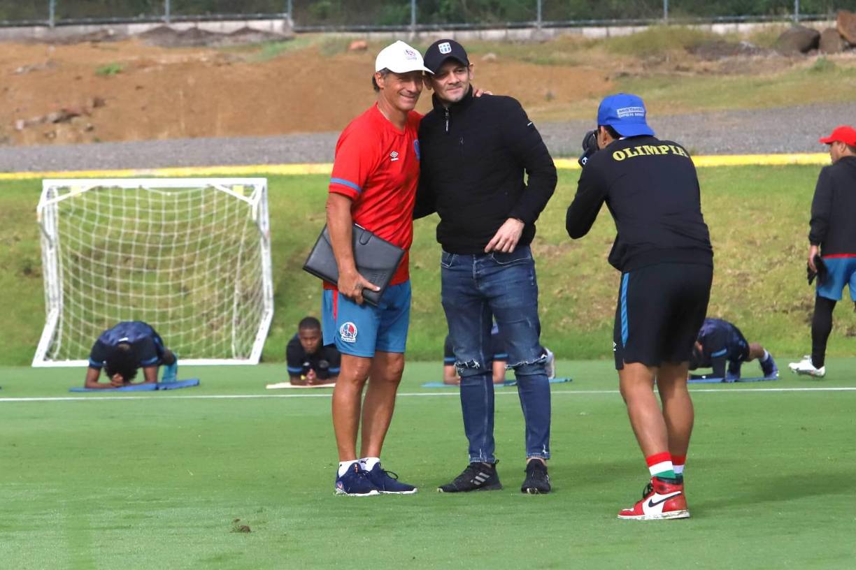 Pedro Troglio se tomó una fotografía con José Luis “El Flaco” Pineda.