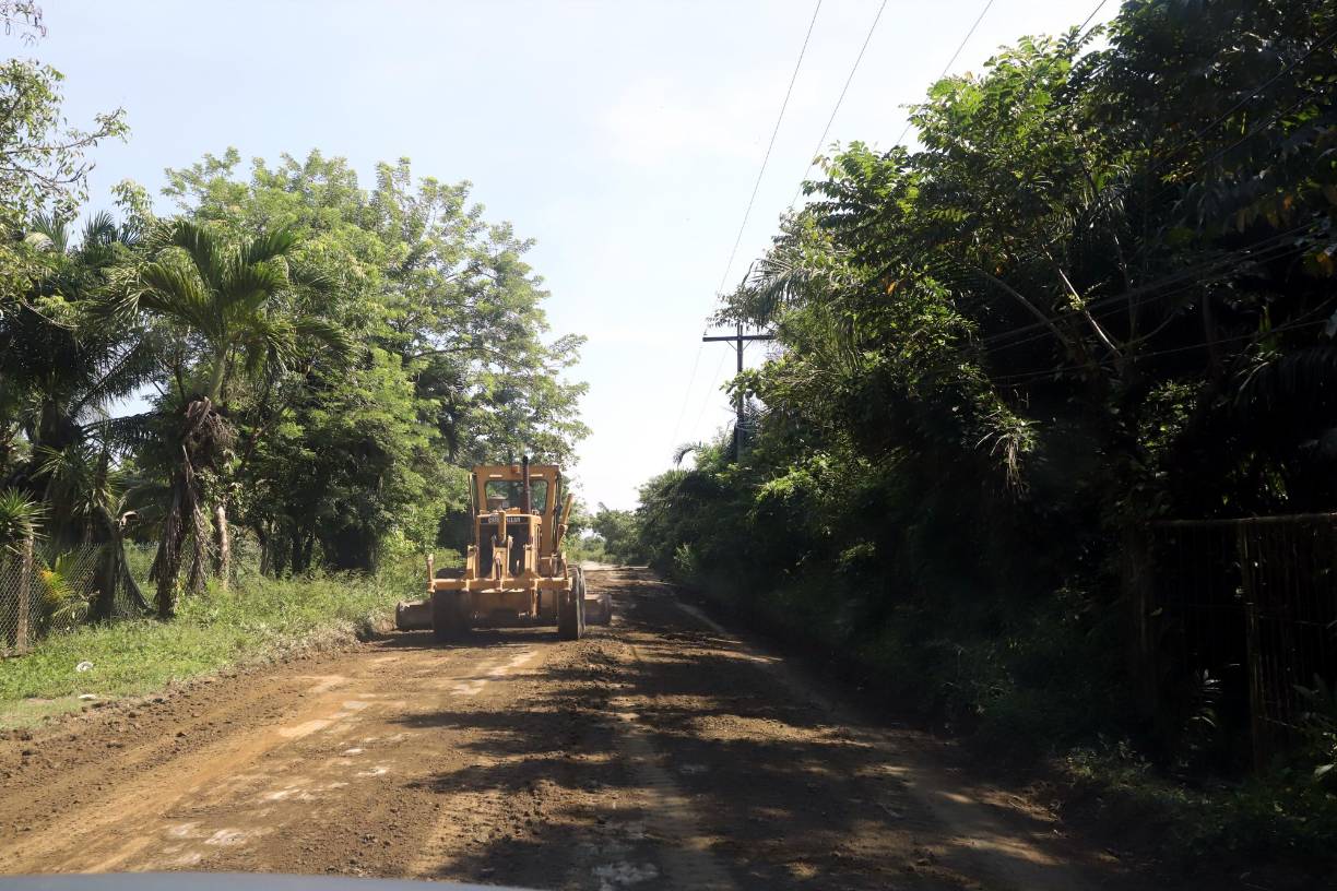 La alcaldía le está dando mantenimiento a la vía que llega hasta el río Chamelecón. Esta inicia en la 9 avenida del barrio San Ramón, pasa por las playas de El Faro, La Vacacional, hasta ahí mide 4 kilómetros. Del barrio Travesía, la aldea de Travesía, el barrio La Chufla, barrio Titabla, Playa Grande, El Estero, Bajamar hasta el río Chamelecón 17 kilómetros. En total su extensión es de 21 kilómetros. 