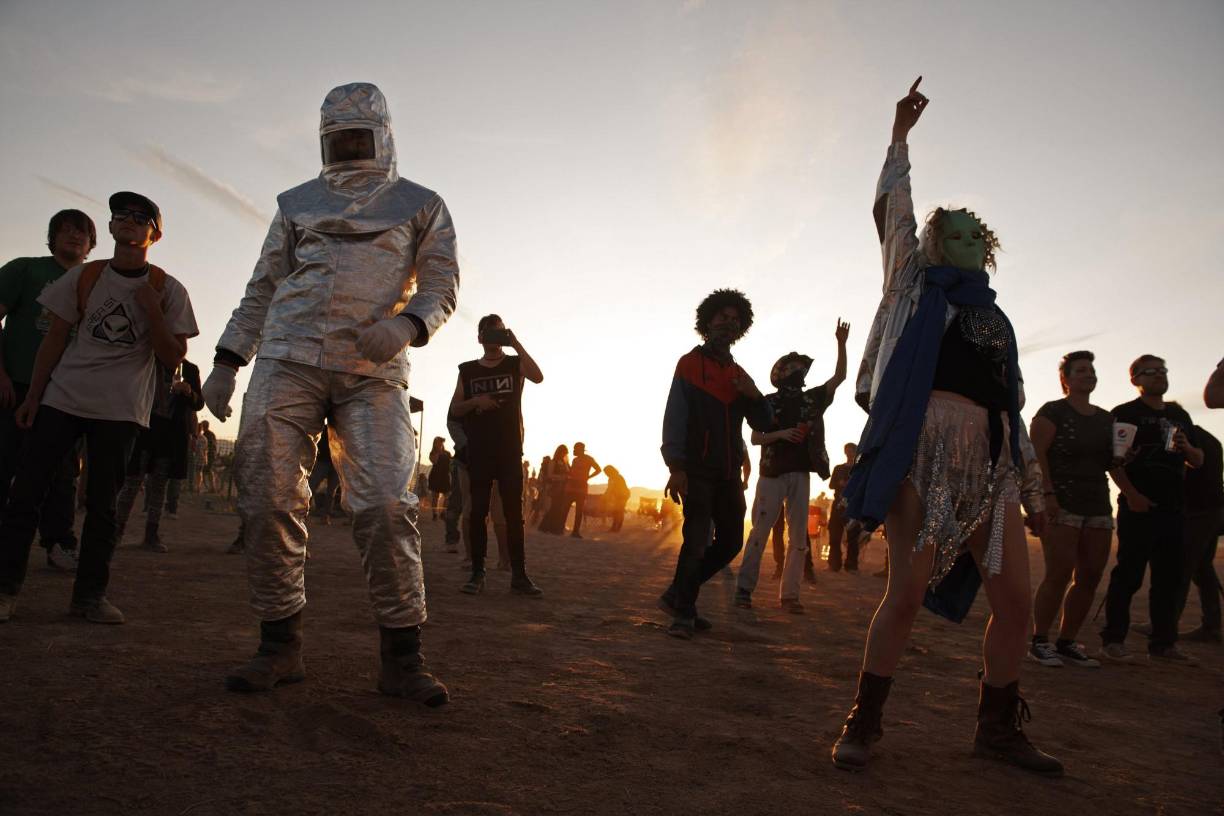 Mientras, el viento zarandea la bandera de las barras y las estrellas en el tejado del Little A’Le’Inn, porque en EEUU se puede creer en los ovnis e incluso cuestionar a su gobierno pero, ¿por qué cabeza pasaría no ser patriota?