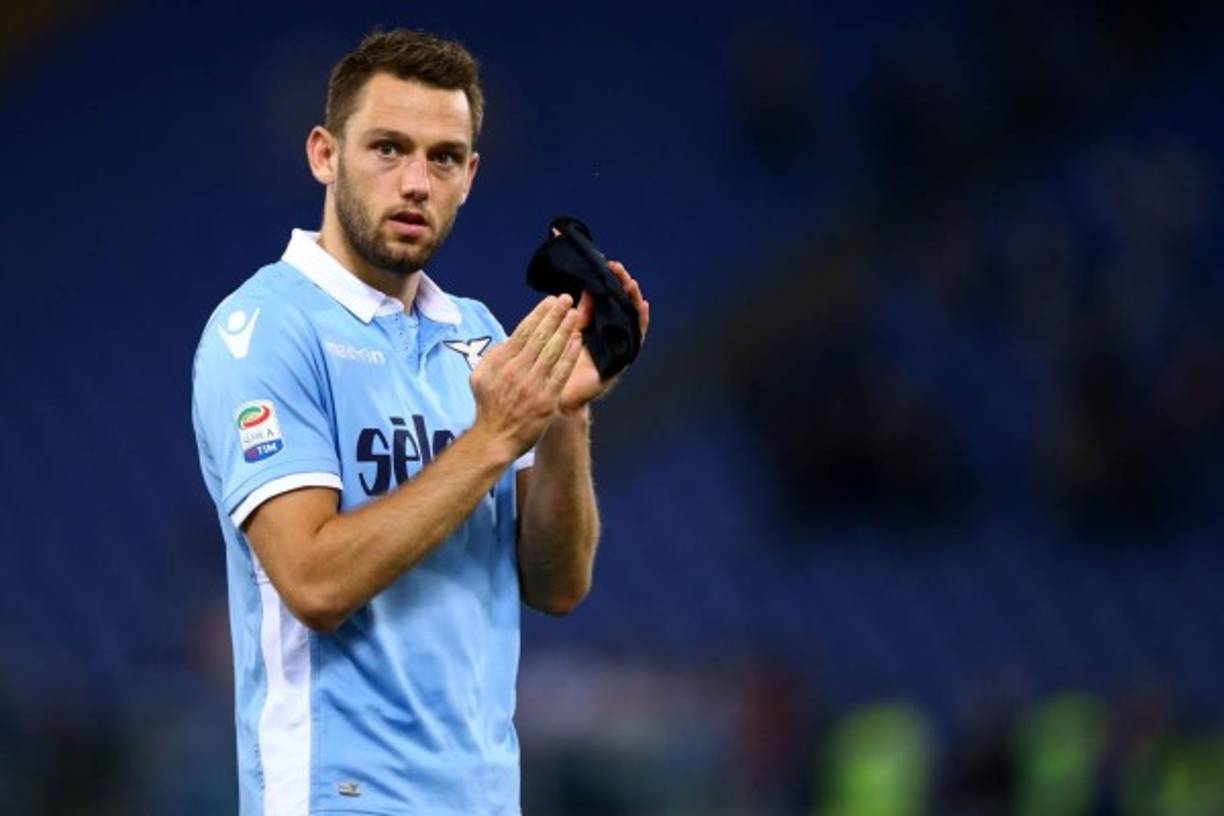 La Juventus FC podría fichar al sustituto de Leonardo Bonucci en 2018, año en que expira el contrato del central Stefan de Vrij con la SS Lazio. El holandés de 25 años es uno de los referentes defensivos de la Serie A, y el subcampeón de Europa podría aprovechar la oportunidad de hacerse con sus servicios sin la necesidad de pagar un traspaso.