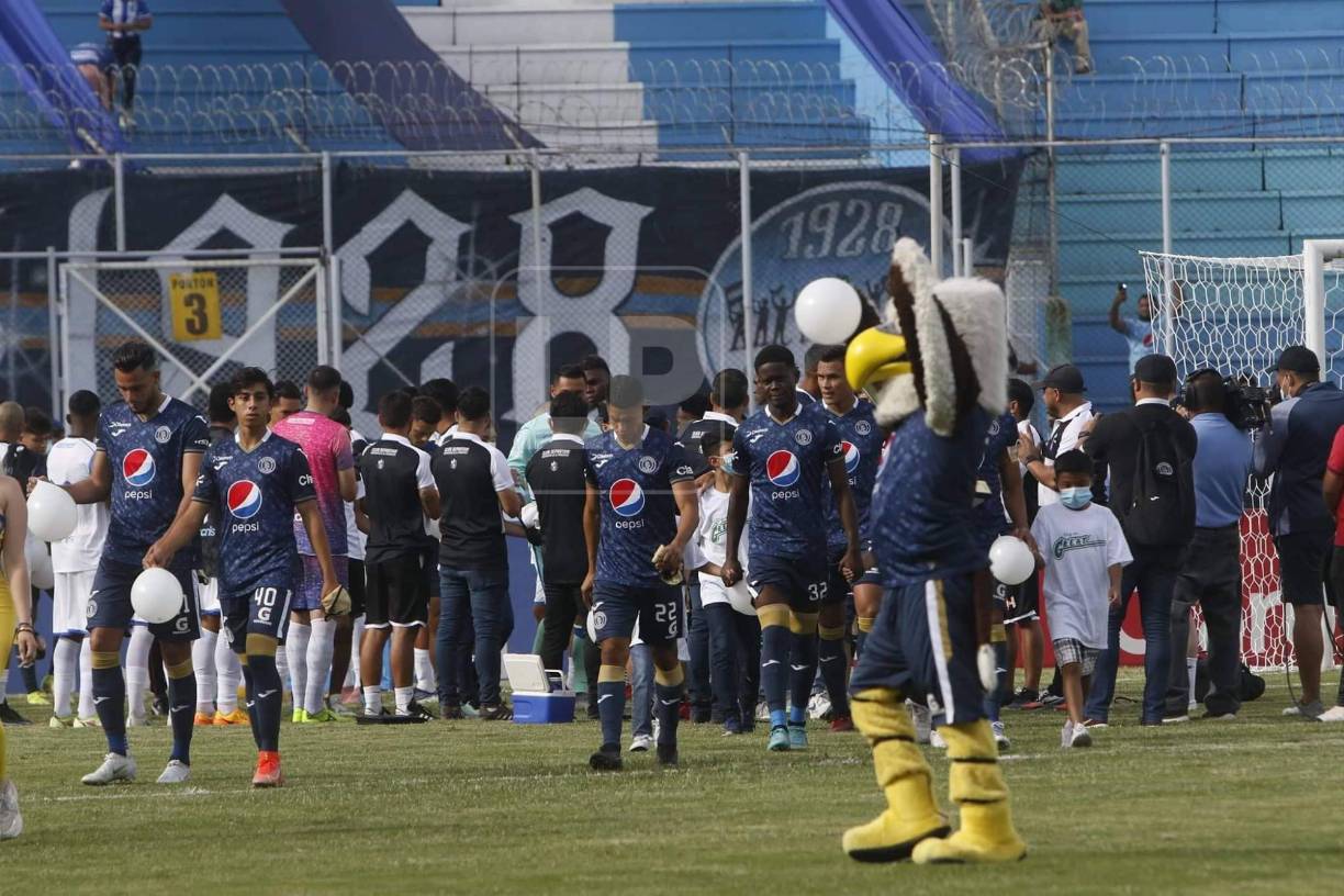 ¡Respeto! Honduras Progreso tuvo un bonito gesto ante Motagua ya que decidieron realizarle un pasillo en honor al título que lograron en el torneo anterior. 