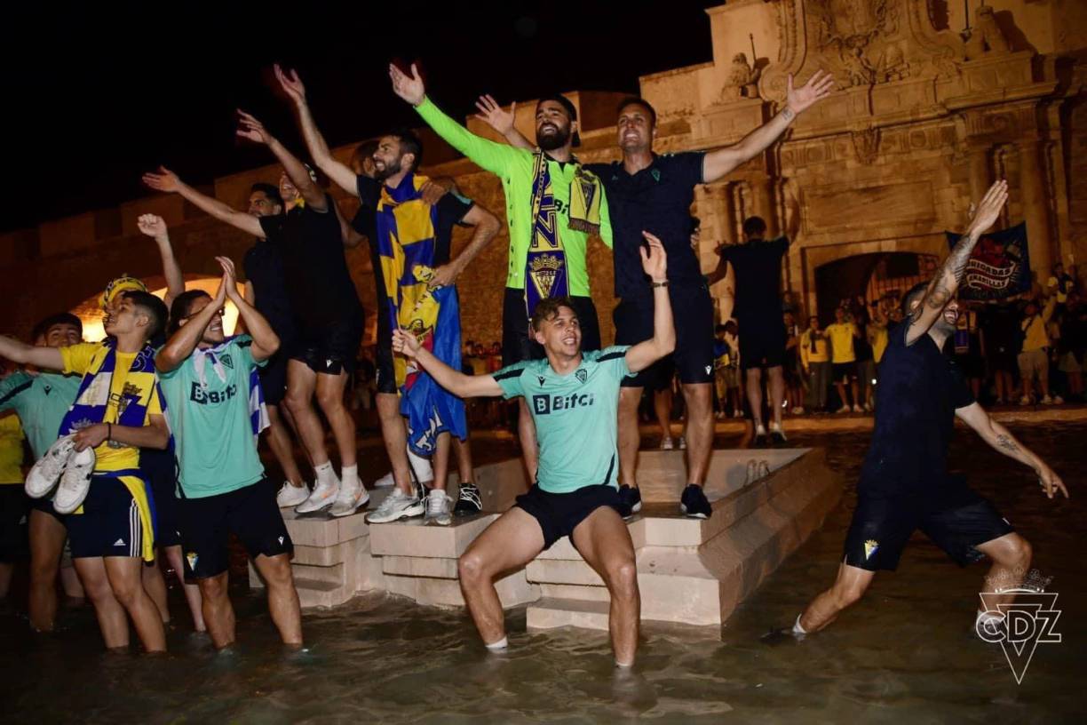 Los jugadores del Cádiz celebraron en las calles con sus aficionados el hecho de que seguirán jugando en la primera división de España.