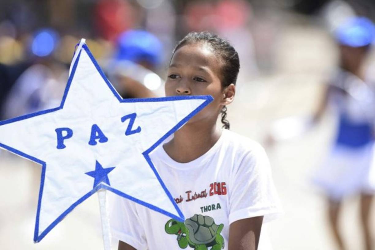 Esta niña en Sabá llevó un símbolo donde se leía Paz, que es lo que más necesitamos los hondureños.<br/>