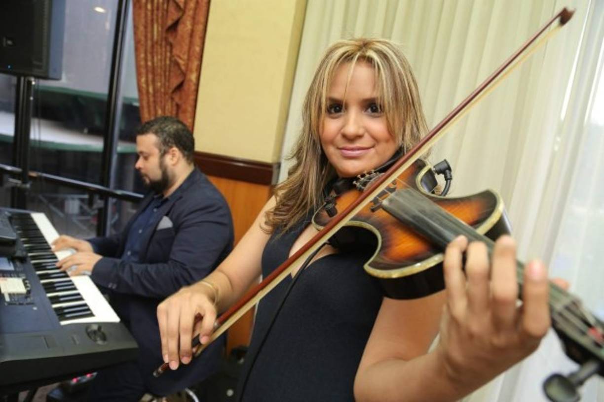 El dúo Rouge alegró la tarde maternal en rosa.