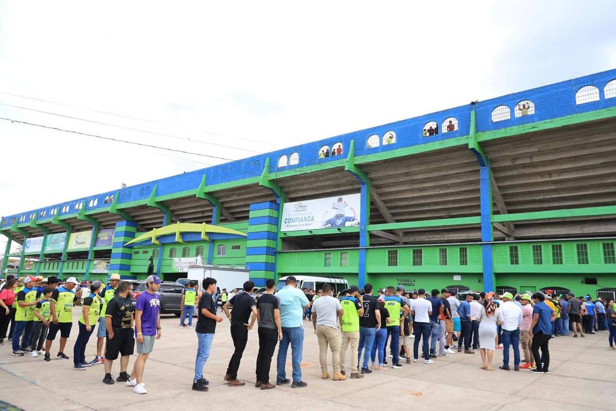 Enorme filas para ingresar al estadio Juan Ramón Brevé Vargas de Juticalpa.
