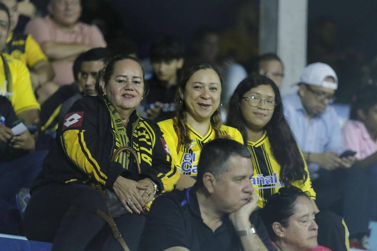 Ellas apoyan al Real España en el estadio Morazán.