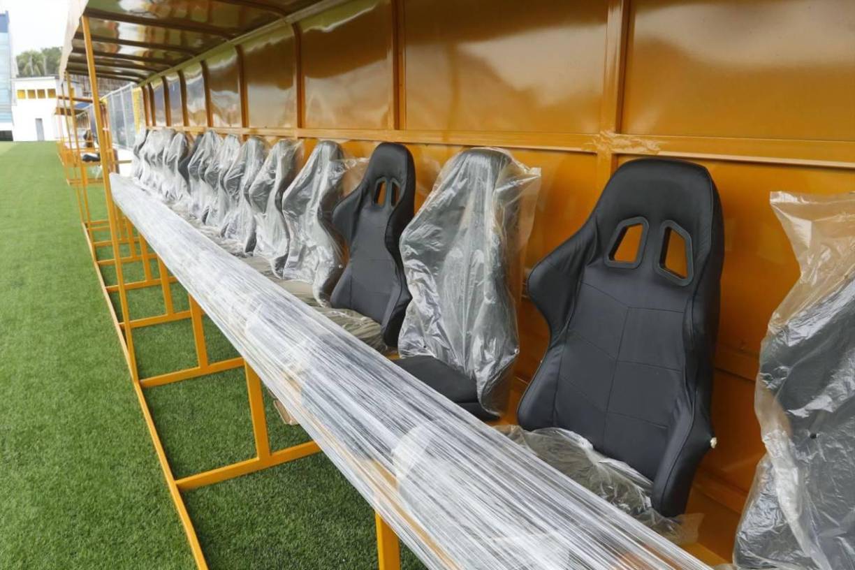 Los nuevos asientos en la banca de suplentes del Estadio Morazán.
