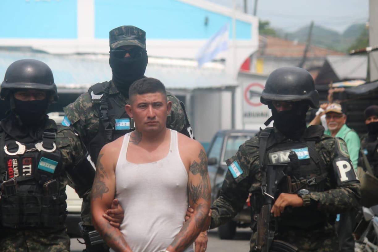 Luego de su captura, fue entregado a las autoridades del país vecino en un punto fronterizo. El Salvador mantiene desde hace unos dos años una guerra intensa contra las maras y pandillas. 