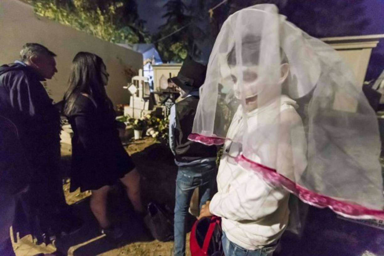 El Día de Muertos es una celebración tradicional de origen mesoamericano que honra a los difuntos. Se celebra principalmente los días 1 y 2 de noviembre, aunque en algunos lugares comienza desde el 31 de octubre.