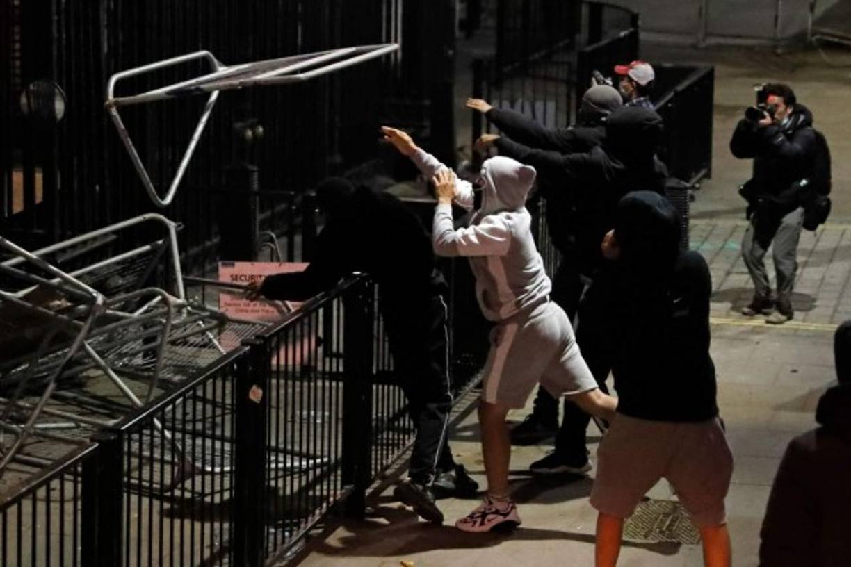 La policía británica realizó un gran despliegue en Londres tras los violentos incidentes registrados en las manifestaciones contra el racismo de este miércoles.