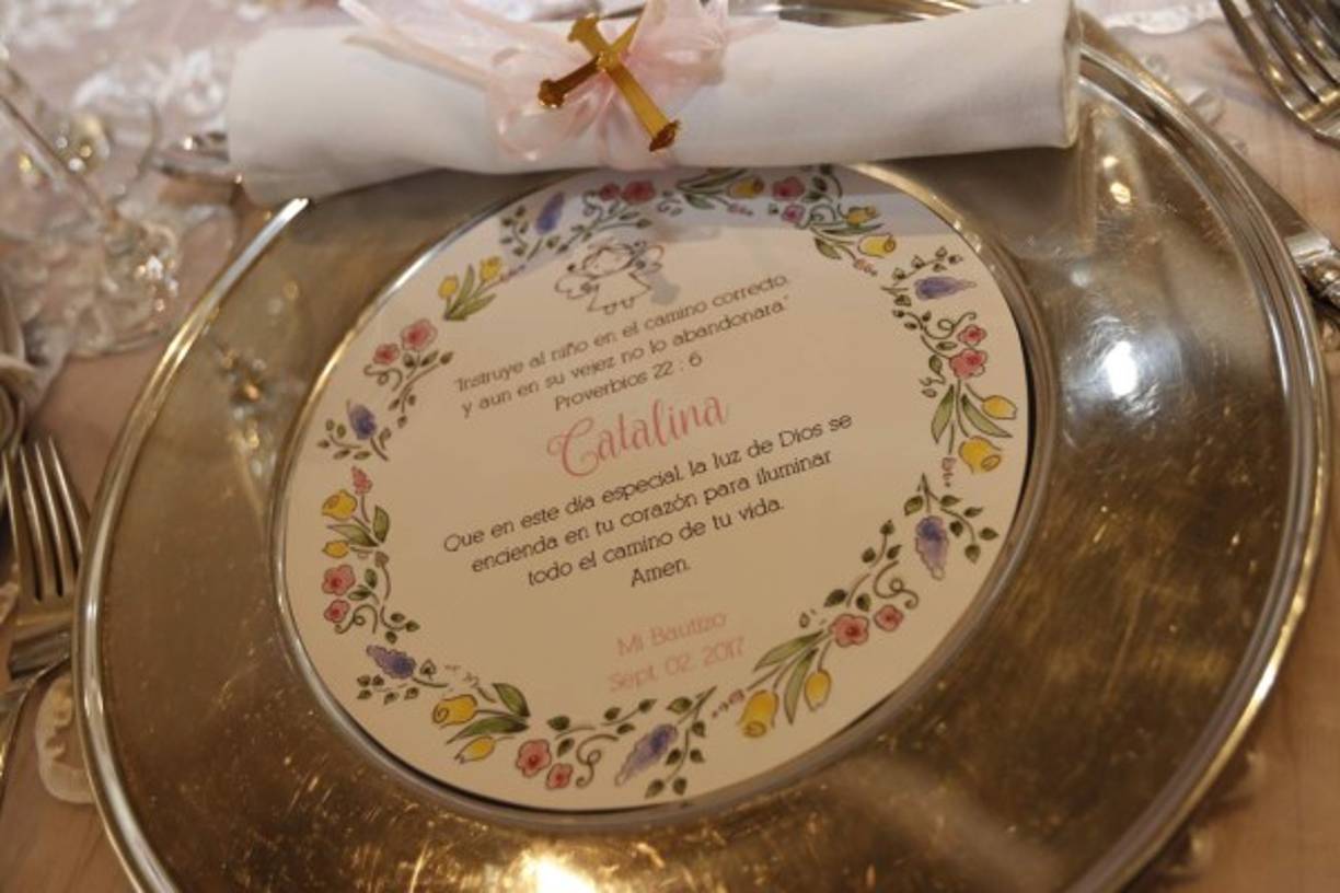 Erika Fasquelle hizo realidad los gustos decorativos de la familia Quintana Díaz y para ello se decantó por las rosas rosadas, gerberas y flores silvestres para los arreglos. Además creó un mural lujoso para los postres y regalos.