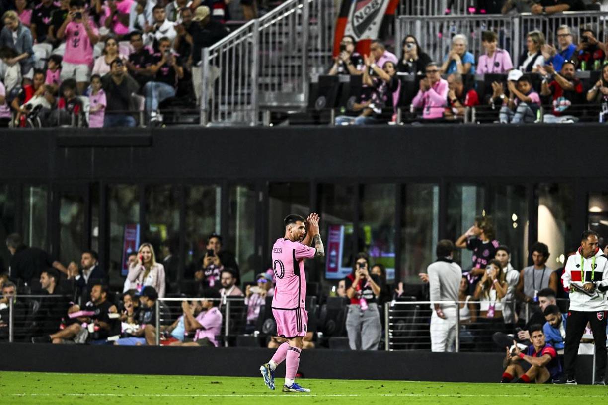Leo Messi salió sustituido a la hora del partido y fue ovacionado por los aficionados de ambos equipos.