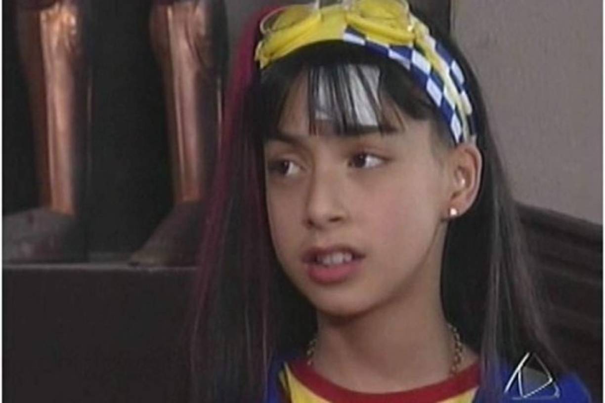 El personaje de Sofía Domínguez 'Chofis' interpretado por María Chacón, se debate entre el amor de Alfonso y Ricardo; ella tiene un buen corazón a pesar de sus problemas familiares. <br/><br/>Así lucen María Chacón y Miguel Martínez, 16 años después de su participación en la novela infantil Alegrijes y rebujos: