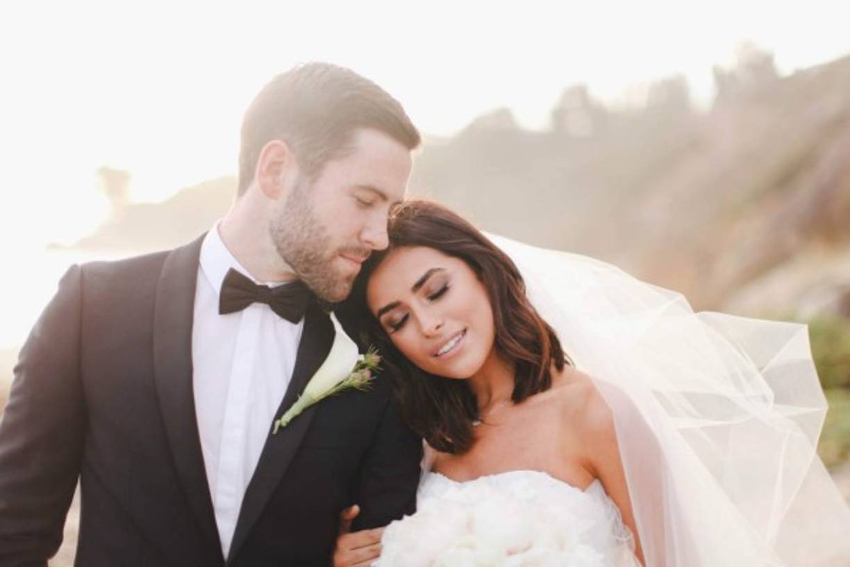 Los países donde el anillo de bodas se pone en la mano izquierda: Australia, Canadá, Egipto, Botswana, Irlanda, Nueva Zelanda, los países de Sudáfrica, Gran Bretaña, Estados Unidos, Francia, Italia, Suecia, Finlancia, República Checa, Suiza, Rumania, Eslovenia, Eslovaquia, Croacia y la mayoría de los países asiáticos.