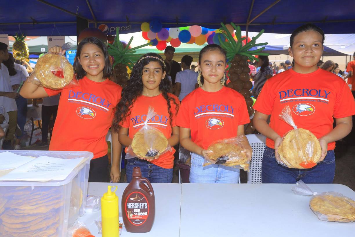 “Antojitos Hang”: Las niñas de sexto grado emprendieron con la venta de deliciosas hojuelas con chocolate o jalea.