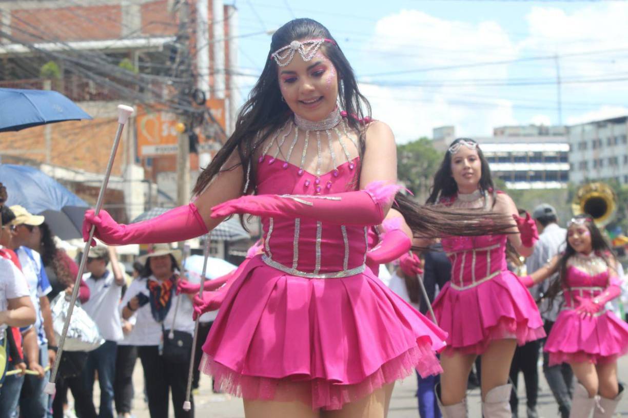 Pero, ¿a qué colegio pertenecen estas preciosas jovencitas? 