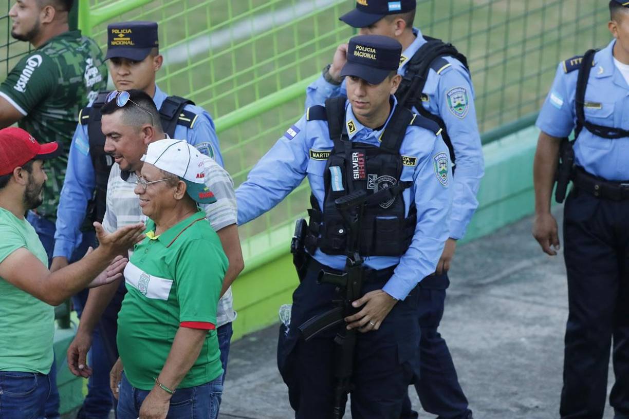 El hincha parece que no se quería salir y los agentes policiales lo sacaron casi a empujones.