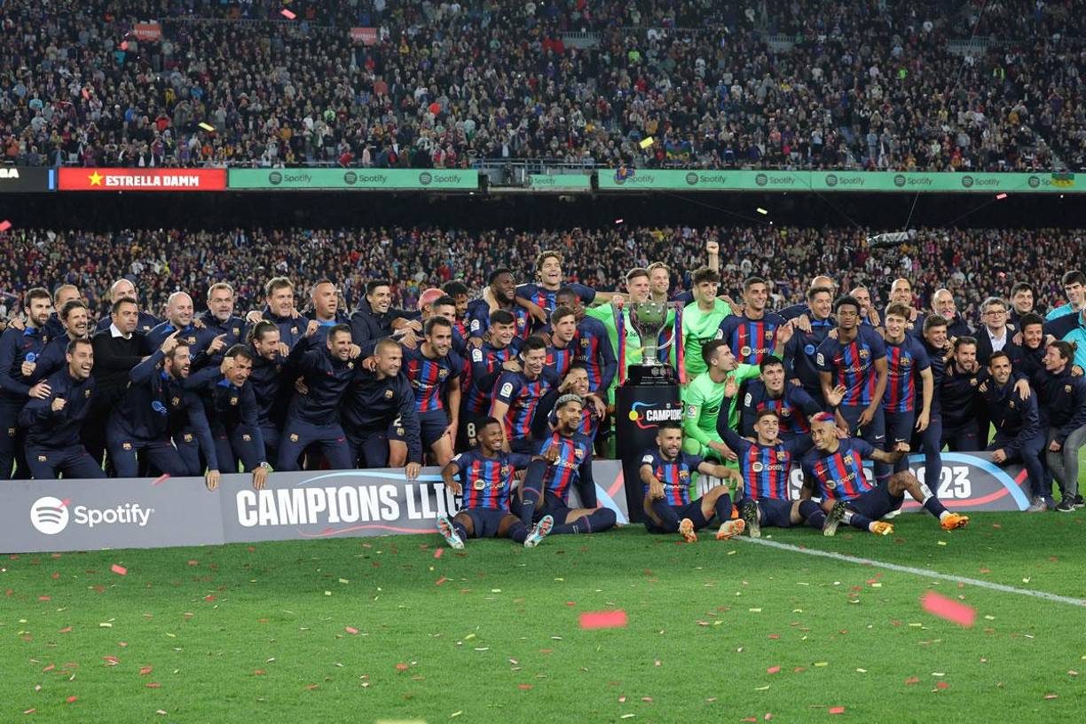 Los jugadores del FC Barcelona celebrando con el trofeo de campeones de la Liga Española 2022-2023.