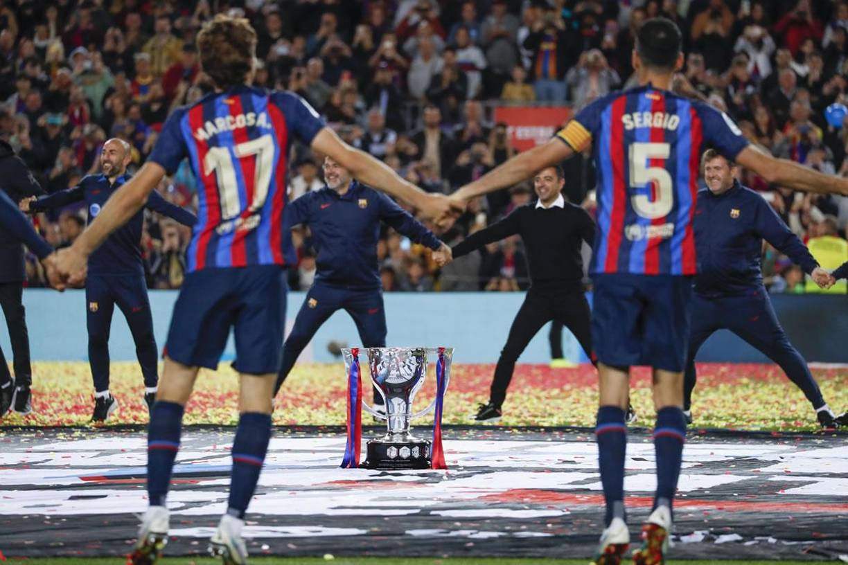 Los jugadores del Barcelona hicieron un círculo con el trofeo en el centro para celebrar el título de la Liga Española.