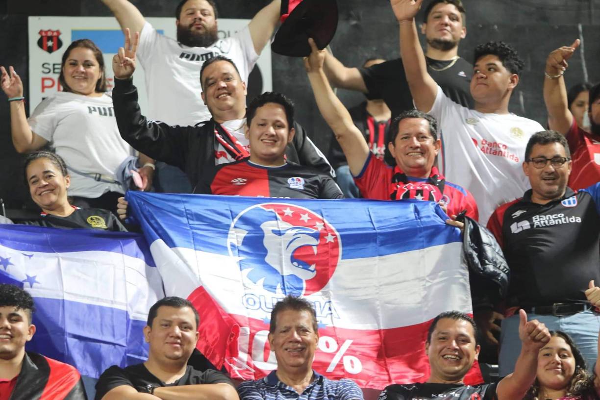 Aficionados del Olimpia se hicieron presentes en el estadio Alejandro Morera Soto para apoyar a su equipo en la gran final de la Liga Concacaf.