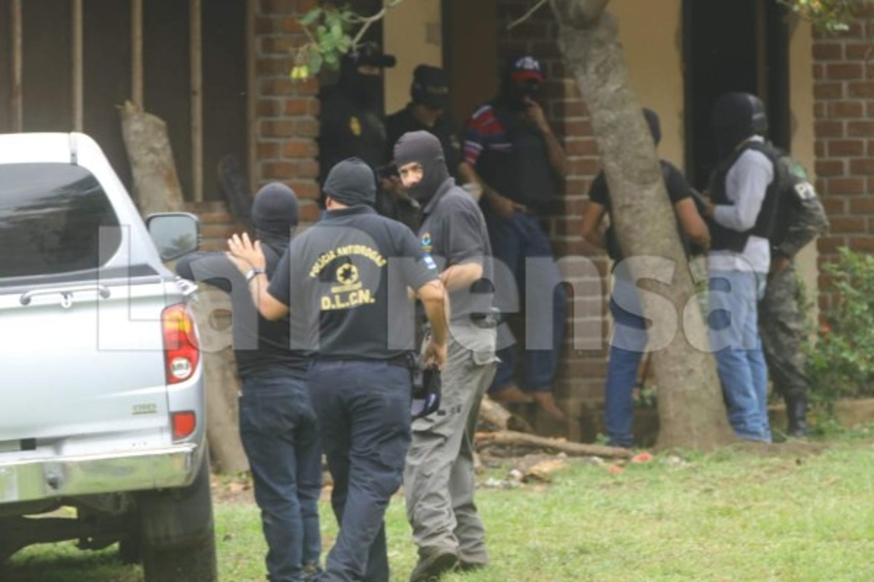 Los agentes lograron decomisar varios vehículos de lujo que estaban dentro de los predios de la hacienda.