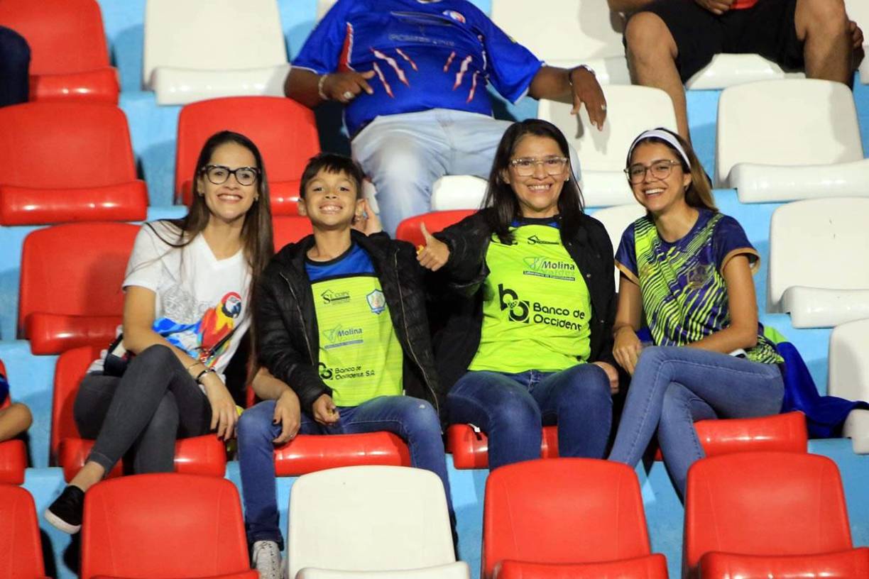 Estas carismáticas aficionados de los Potros viajaron desde Olancho hasta Tegucigalpa. No pudieron disfrutar en su totalidad, pero las sonrisas no faltaron.