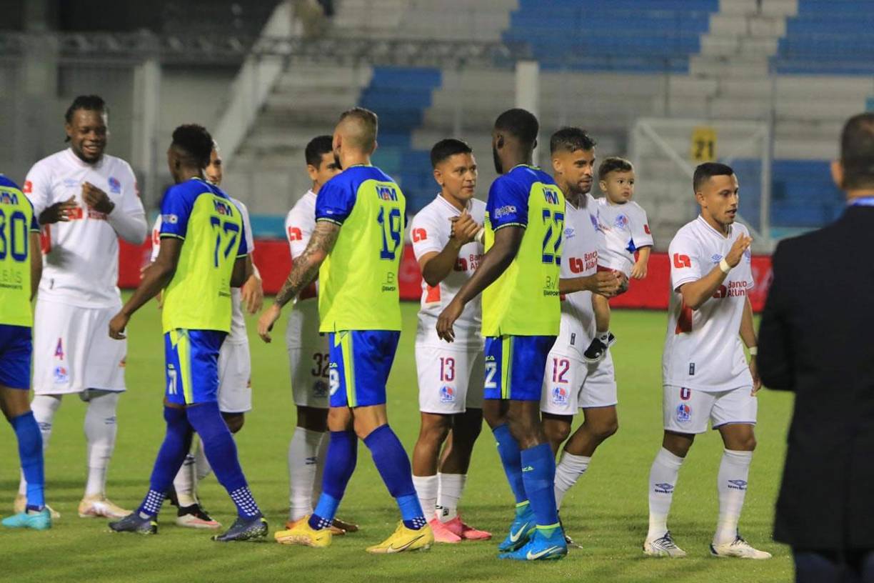 Antes del pitazo final los futbolistas de Olimpia y Olancho se dieron la mano en el Nacional Chelato Uclés. La Liga Nacional regresa el sábado 7 de octubre.