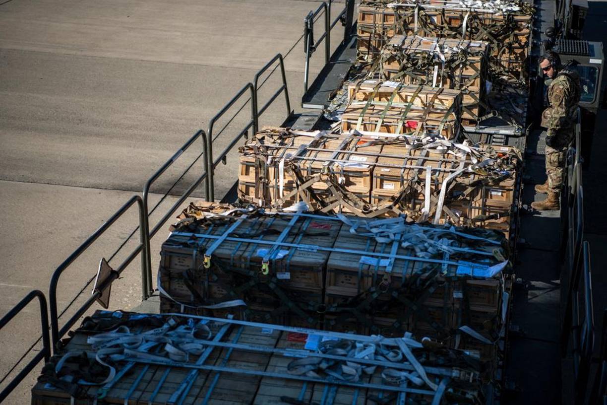 El nuevo cargamento enviado a Ucrania trasladó cientos de misiles Javelin, fabricados por las empresas norteamericanas Raytheon y Lockheed Martin, que incluían una dedicatoria a Putin, según informaron medios británicos.