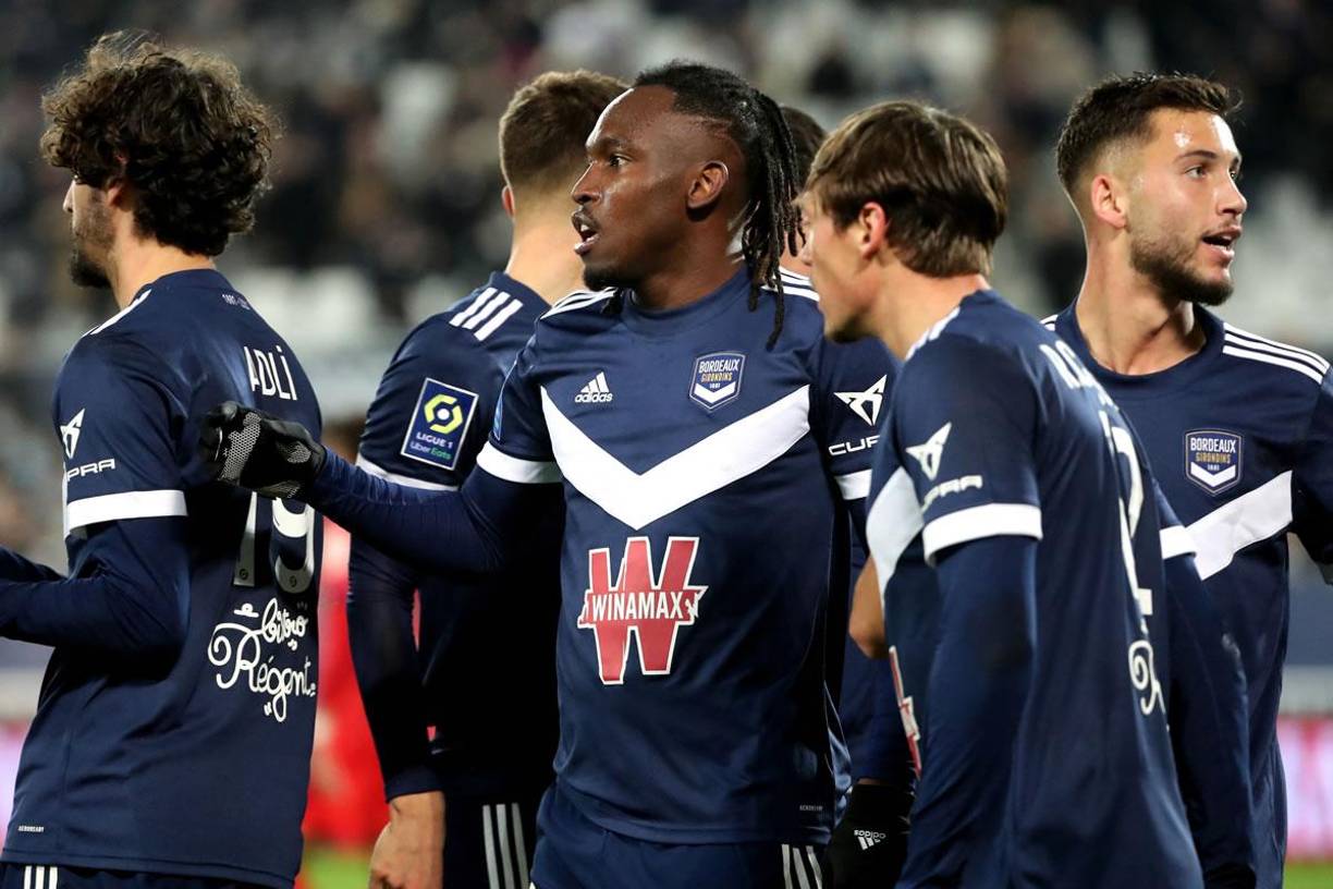 Alberth Elis siendo felicitado por sus compañeros tras marcar su gol.