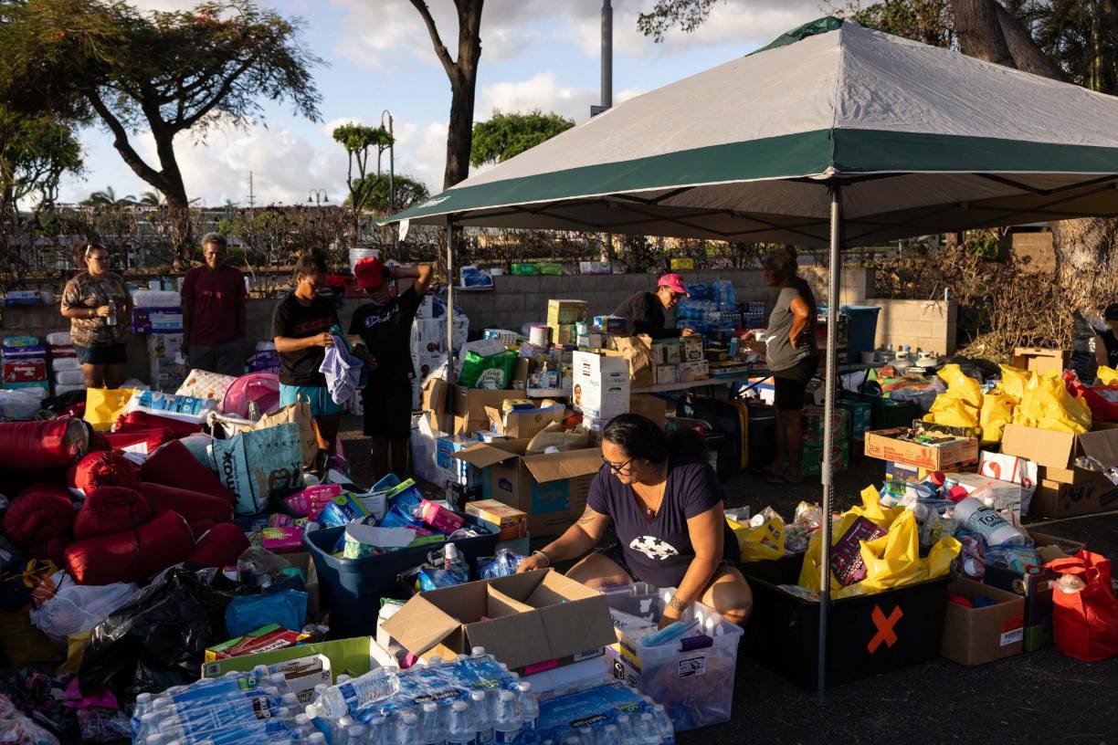 Más de 1.400 residentes que perdieron todo en el voraz incendio que impactó más de 2.700 estructuras están ahora en refugios, con familiares o en sus autos.