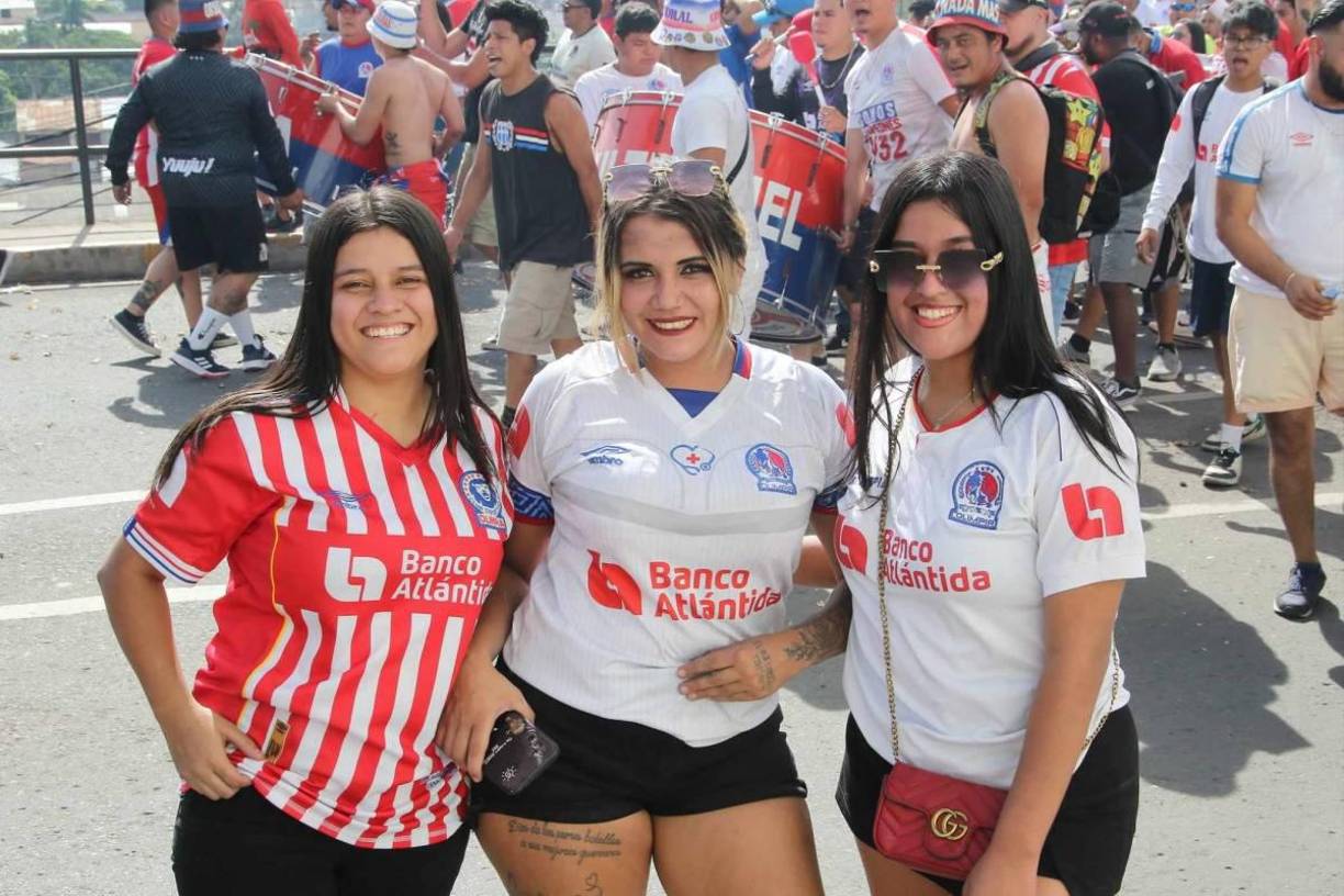Las chicas aficionadas del Olimpia posando para la cámara de OPSA.