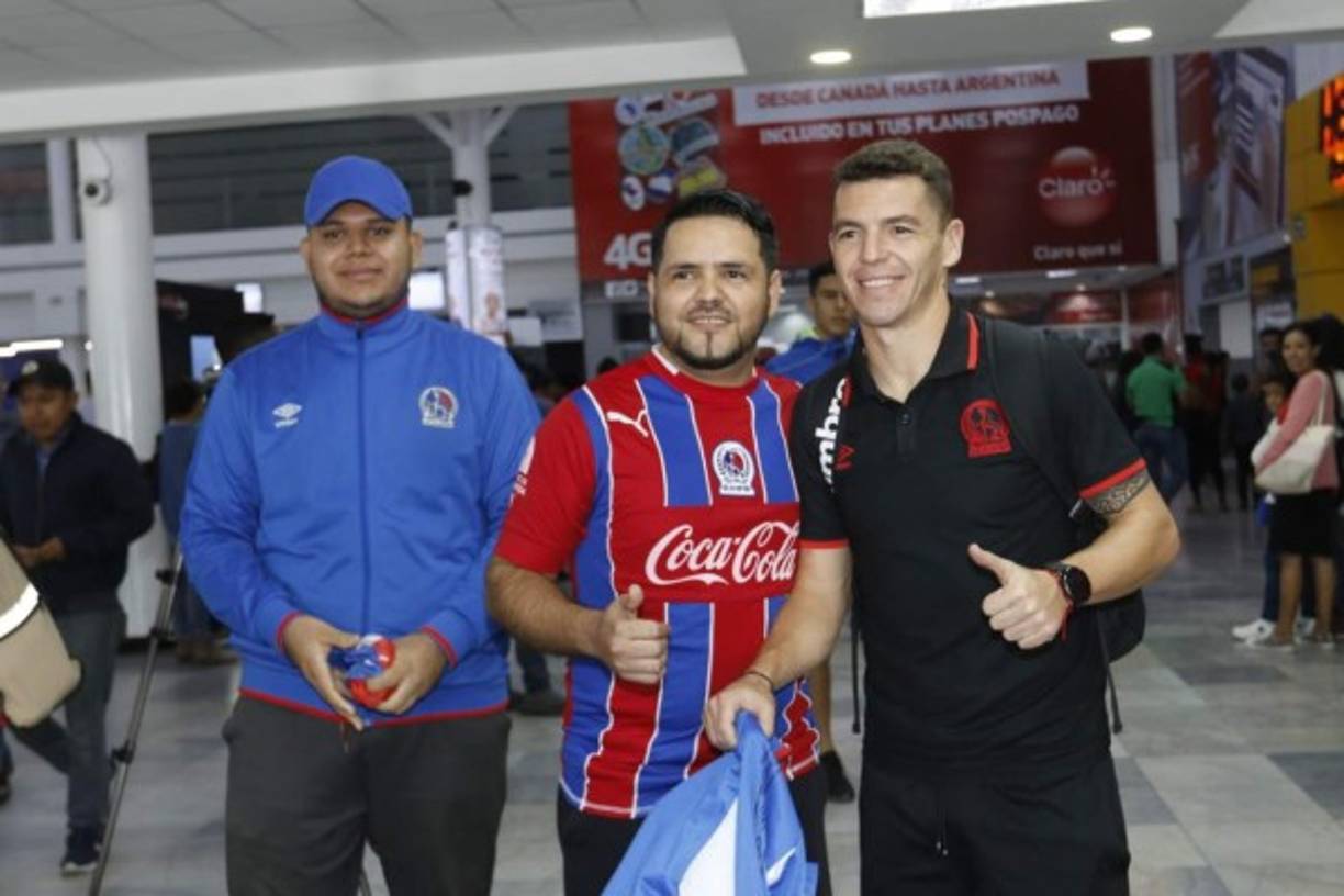 Matías Garrido se tomó varias fotos con los hinchas del León.