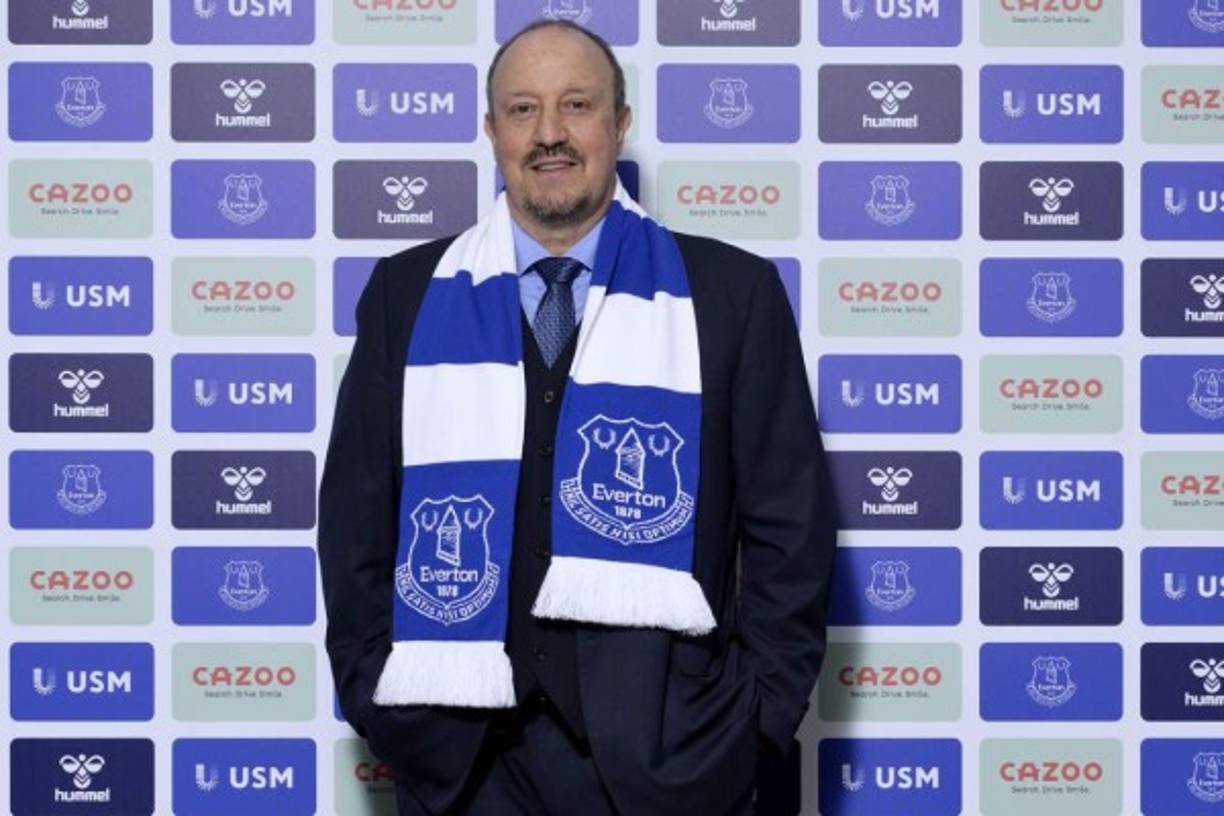 El Everton hizo oficial la contratación de Rafa Benítez como su nuevo entrenador. Lo que era un secreto a voces se confirmó. La llegada del técnico español ha creado revuelo entre los hinchas de los Toffees por su pasado glorioso dirigiendo al rival ciudadano, el Liverpool. Firma un contrato para las tres próximas temporadas.<br/><br/>Foto - Twitter @Everton