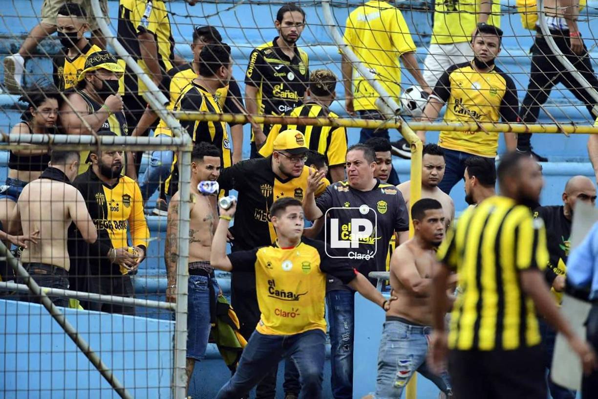 Aficionados del Real España abrieron los portones de Sol Norte que dan acceso a la cancha del Olímpico y se metieron al campo para atacar a hinchas del Motagua.