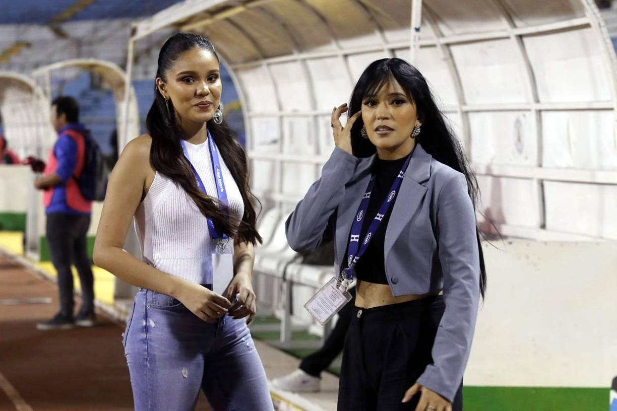 El lente de Diario La Prensa captó a estas linduras bien entretenidas platicando.