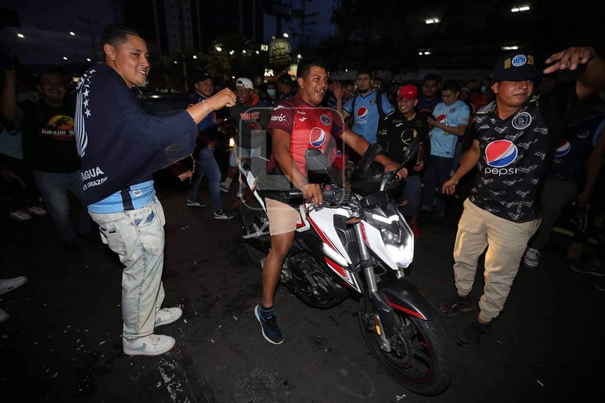 Este aficionado del Motagua llegó con su motocicleta y se unió a la caravana.