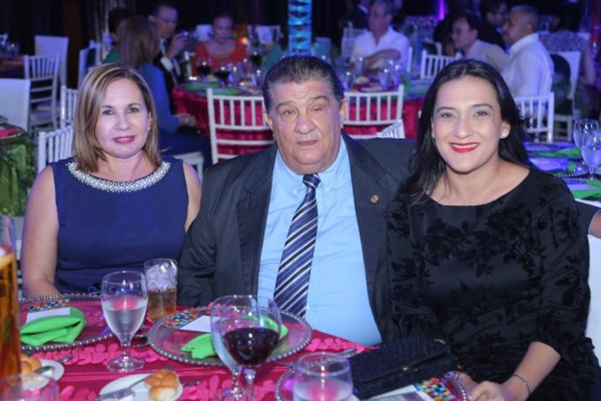 Jasmina y Juan Canahuati y Lilia Umaña