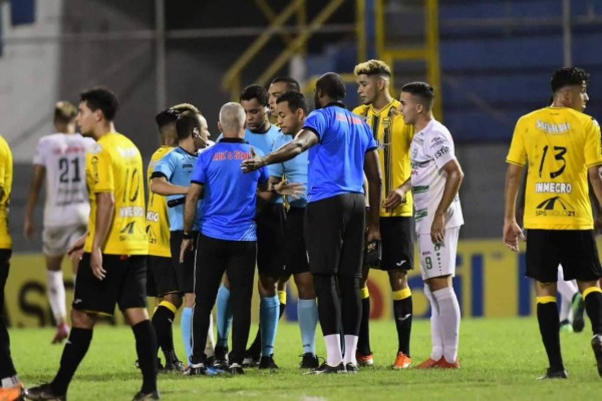 Tras el pitazo inicial, en el Platense se fueron a reclamarle a la cuarteta arbitral. Perdieron el partido con gol al minuto 96.