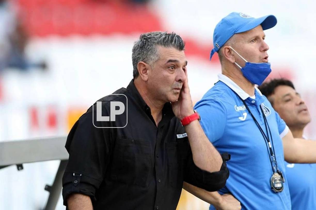 El entrenador argentino fue captado llorando, muy emocionado, tras el gol de Roberto Moreira.