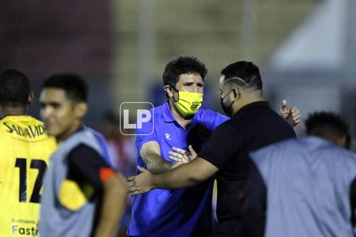 Héctor Vargas festejó con su cuerpo técnico su cuarto triunfo consecutivo como entrenador del Real España.