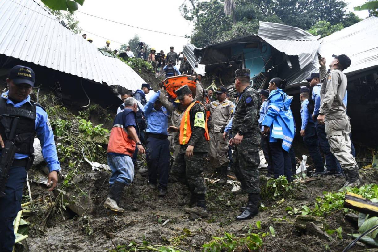 Elementos de la Policía Nacional también se han sumado en colaboración a los Bomberos. 